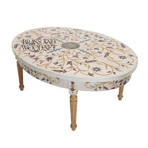 Table basse ronde élégante avec incrustation florale complexe et accents dorés pour un décor de salon classique - Product Image 4