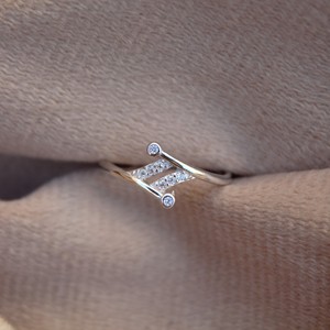 Bague fine minimaliste en argent sterling 925 avec accessoire de fête de mariage fin et délicat en CZ pour les anniversaires des femmes - Product Image 2