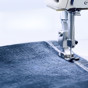 กางเกงยีนส์ขาตรงปักลายสำหรับผู้ชายไซส์พิเศษซักด้วยไฟเสื้อผ้าแนวสตรีทผ้าเดนิมตกแต่งโลโก้ด้วยลายปะติด - Product Image 5