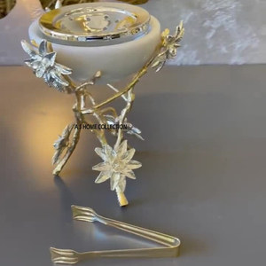 ที่ตั้งเตาโลหะรูปทรงดอกไม้สีทองพร้อมเตาหินอ่อนทรงกลมและบาคูร์กลิ่นหอมของบ้านดีไซน์เนอร์บนโต๊ะดูน่าดึงดูด - Product Image 1