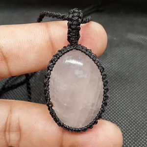 Colgante de Piedra Preciosa de Cuarzo Rosa Natural Pulido Más Vendido, Colgante de Hilo de Macramé con Cabujones de Joyería de Moda - Product Image 1