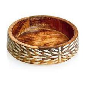 Bol en bois écologique fabriqué à partir de bois issu de sources durables, idéal pour servir des salades de fruits et des collations sèches de manière élégante - Product Image 1