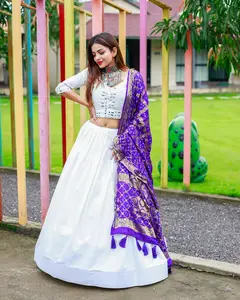 De superbes créations avec une touche de glamour et de sophistication sont souvent blouse de travail miroir à la main avec élégant lehenga sont l'un des