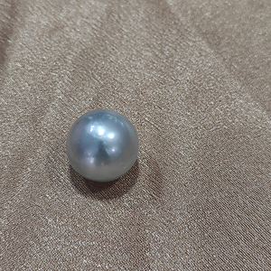 Perlas blancas de grado A de 13 mm que exudan una elegancia atemporal con un brillo luminoso y una forma perfectamente redonda. - Product Image 1