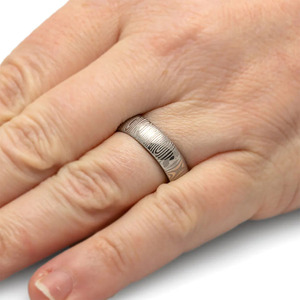 Anillo de Acero de Damasco para Hombre con Incrustaciones de Madera, Anillo de Boda con Patrón Hecho a Mano, Joyería Masculina - Product Image 3