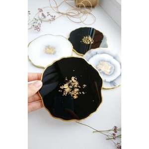 Ensemble de 4 sous-verres en résine au design unique fait à la main pour la décoration de table de restaurant et d'hôtel plats - Product Image 3