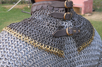 Cou de cotte de mailles médiévale Gorget en acier doux plat riveté avec rondelle anneaux à la main chaîne Mail Aventail collier armure historique