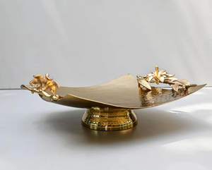 Plato de Servir de Acero Forjado a Mano con Diseño Floral y Mango Dorado para Decoración de Restaurantes - Product Image 1