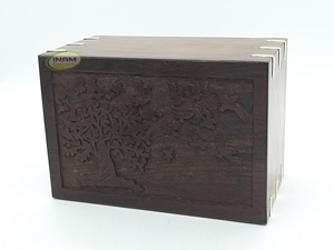 Urna Funeraria de Madera de Primera Calidad para Cenizas de Adultos, Diseño de Árbol y Pájaro con Esquinas de Latón - Product Image 5