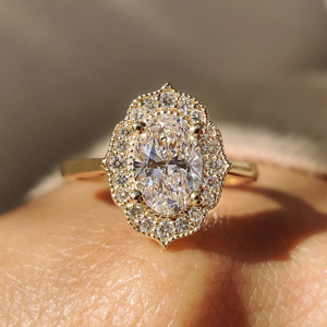 Bague de fiançailles de luxe en or jaune 14 carats avec halo de diamants taille ovale pour femme, bague de mariage vintage en moissanite, bijoux raffinés - Product Image 1