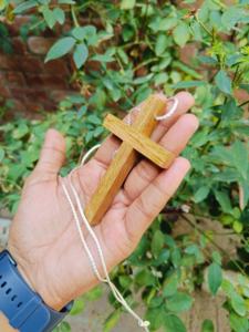 Collier pendentif croix en bois clair fait main avec cordon, bijou chrétien naturel élégant pour le quotidien et cadeau de Noël - Product Image 4