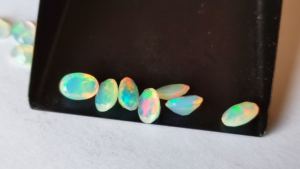 Opale blanche éthiopienne à facettes Cabochon en vrac multi opale naturelle de feu en coupe ovale 3x5mm à 9x11mm pour bijoux - Product Image 2