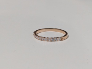 Anillo de Eternidad de Oro Amarillo de 14k con Moissanita Engastada en Media Halo, de Moda, para Mujer, con Certificado de Tercera Parte - Product Image 4