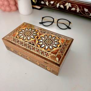 Boîte à bijoux artisanale en bois avec incrustation de nacre, motif floral gravé, design moderne et luxueux, personnalisable, pour rangement et organisation - Product Image 4