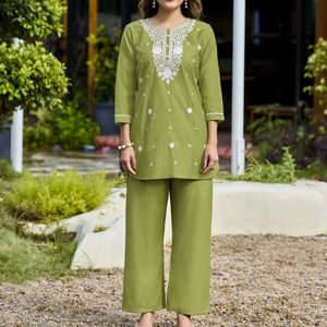 Conjunto de viscosa de moda liviana con bordado pesado perfecto para Collage y chicas de oficina - Product Image 1