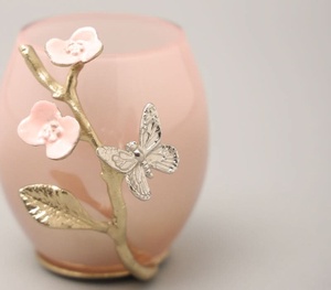 แก้วทัมเบลอร์แก้วสีชมพูพร้อมรูปผีเสื้อและดอกไม้ถ้วยโลหะสำหรับตกแต่งทำมือสำหรับโต๊ะเครื่องแป้งและห้องน้ำ - Product Image 3