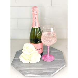 Las copas de vino de cristal hacen que la degustación del vino sea más precisa y agradable. La brillantez de una copa de vino refleja la luz de forma hermosa. - Product Image 3
