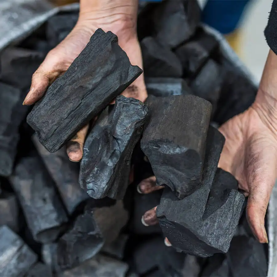 Fabricante principal de origen nigeriano que exporta carbón negro de material de madera dura de primera calidad a precio mayorista