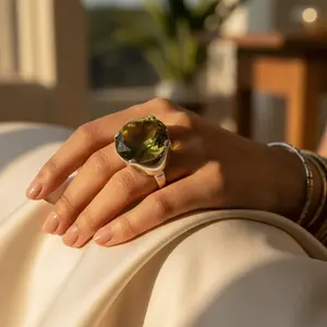 แหวนเงินแท้ 925 สำหรับผู้หญิง ดีไซน์เรขาคณิต ประดับพลอยเพอริดอตเจียระไน ชุบทองคำขาว 18K โรสโกลด์  เครื่องประดับแฟชั่นสุดหรู เหมาะสำหรับเป็นของขวัญ - Product Image 3