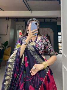 ชุดออกแบบล่าสุดสไตล์โมเดิร์นที่ดีที่สุด lehenga choli ผ้าไหมทัสซาร์และ dupatta ที่มีการพิมพ์ด้วยกระดาษฟอยล์ส่งออกและอุปทานอินเดีย - Product Image 4