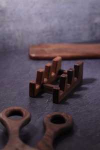 เขียงไม้วอลนัทสีเข้มพร้อมแผ่นรองชีสและมีดสแตนเลสสำหรับห้องครัวหรู - Product Image 6