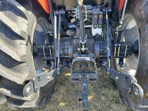 Tracteur agricole IH Farmall 140A 2024, 140 CV, moteur FPT avec pompe de boîte de vitesses et roulement, 3 heures, 16x8, Power Shuttle inclus - Product Image 3