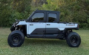 Polaris Ranger 1500 Crew 2025, Camioneta Turbo de 4 Asientos, Interior Oscuro, Luces LED, Neumáticos R20, Transmisión Automática Izquierda, Nuevo Modelo - Product Image 3