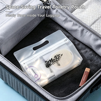 Ensemble de 13 articles d'accueil pour hôtel avec shampoing, gel douche, savon, kit dentaire, peigne, pantoufles, trousse de toilette de voyage dans un sac en PVC givré