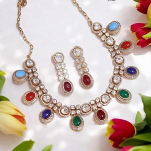 Conjunto de Collar y Aretes de Diseño de Alta Calidad con Acabado Dorado y Aspecto de Piedras, Colección para Bodas y Fiestas para Mujer - Product Image 1