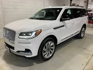 Pristine clean 2024 Linc-oln Navigator - Product Image 4