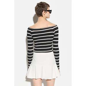 Crop top en tissu sergé rayé noir et blanc avec col carré, longueur courte décontractée, design de logo sur le devant - Product Image 4