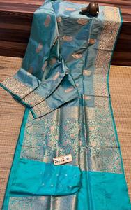 Saris de brocado de seda pura hechos a medida en pequeños motivos florales de color azul real en longitudes de 5 metros para tiendas de Sari para reventa - Product Image 3