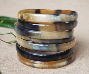 Nuevo Diseño, Brazalete Moderno de Cuerno de Buey Natural Hecho a Mano en Blanco y Negro con Laca Dorada de Falak World Export para Desfile de Moda - Product Image 4