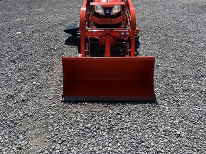 Tracteur de jardin Kubota LA340 4x4 à transmission par engrenages, rouge, multifonctionnel - Product Image 6
