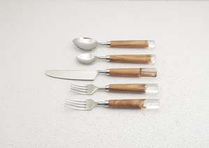 Juego de Cubiertos de Madera de Acacia con Mango de Resina, Juego de Cubiertos Moderno de Cinco Piezas, Juego de Cubiertos de Acero Inoxidable Hecho a Mano - Product Image 2