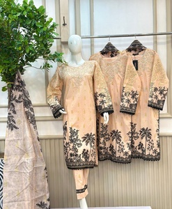 Ssumaira Collection 2026 Ensemble robe d'hiver moderne 3 pièces Pantalon de broderie en coton & Salwar Kameez pour les fêtes - Product Image 5