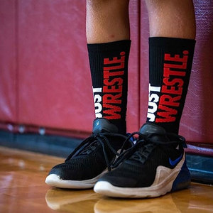 Chaussettes de sport de lutte avec logo personnalisé, cadeaux significatifs pour les survivants du cancer, les pompiers et plus encore - Product Image 5