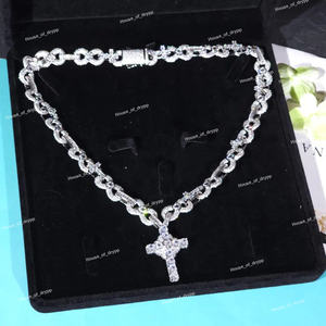 Cadena cubana clásica de moissanita con diamantes helados con colgante de Cruz brillo brillante regalo perfecto para fiesta o celebración - Product Image 2