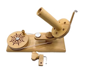 Enrouleur boule de fil en bois Enrouleur en bois de hêtre Fabriqué à la main Design unique et cadeau Conception de roue de bateau gravée pour la fabrication de Hank - Product Image 1