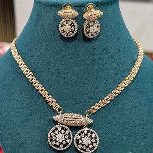 Conjunto de collar con aspecto de piedras AD con acabado dorado y blanco de diseñador a la moda con pendientes para mujer, colección de ropa para fiestas de boda - Product Image 1