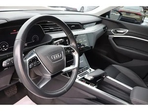 Audi e-tron Premium Plus 2021 d'occasion en bon état, double moteur, transmission intégrale, suspension pneumatique adaptative - Product Image 4