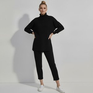 Ensemble jogger et sweat-shirt à col roulé surdimensionnés personnalisés pour femmes - Product Image 1