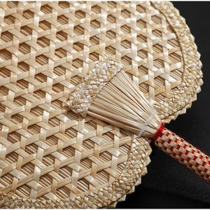 Éventail artisanal en paille de blé en forme de feuille - Design en soie rouge brodé à la main Naturel et durable Éventail festif à la main. - Product Image 3