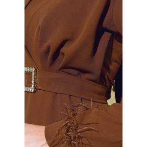 Vestido con cinturón y mangas de plumas Canela - Product Image 4