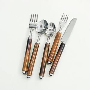 Juego de cubiertos de acero inoxidable multifuncional y ecológico de la colección Bright, con mango hecho a mano en color marrón hueso natural y acabado espejo. - Product Image 4