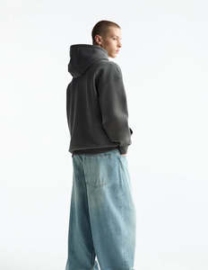 Sudadera con capucha para hombre, color gris carbón, con forro polar suave, bolsillo canguro y ajuste relajado estilo streetwear para uso diario. - Product Image 2