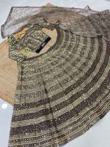 Collection de lehenga Sabyasachi avec de magnifiques broderies, travail de zari et paillettes pour les occasions de fête, accompagné d'un choli. - Product Image 5