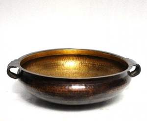 Bol Urli élégant en métal fabriqué à la main pour la décoration de centre de table dans les maisons indiennes contemporaines ou traditionnelles modernes - Product Image 5