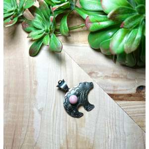 Pendentif artisanal vintage en coquille de conque rose et opale avec serti clos, breloque religieuse en argent sterling - Product Image 3