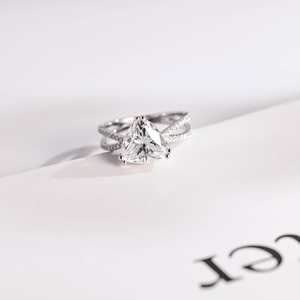 Trillion Cut VVS1 Lab Grown Double Shank Pave Set Bague de fiançailles en diamant 14K Or massif pour anniversaire de mariage Cadeau romantique - Product Image 1